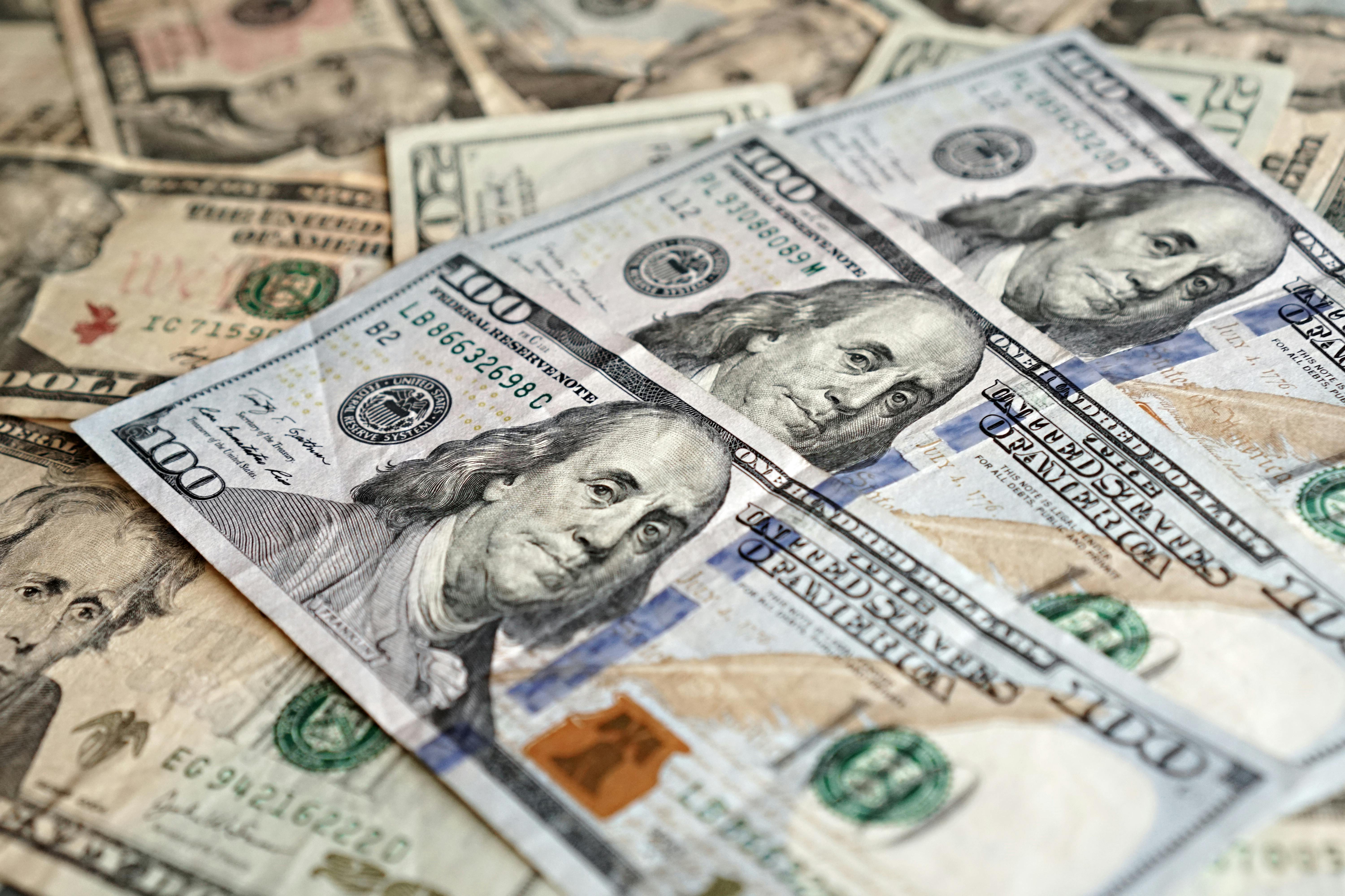 Dollar Strength Returns as Gold and Silver Stall at Key Inflection Points