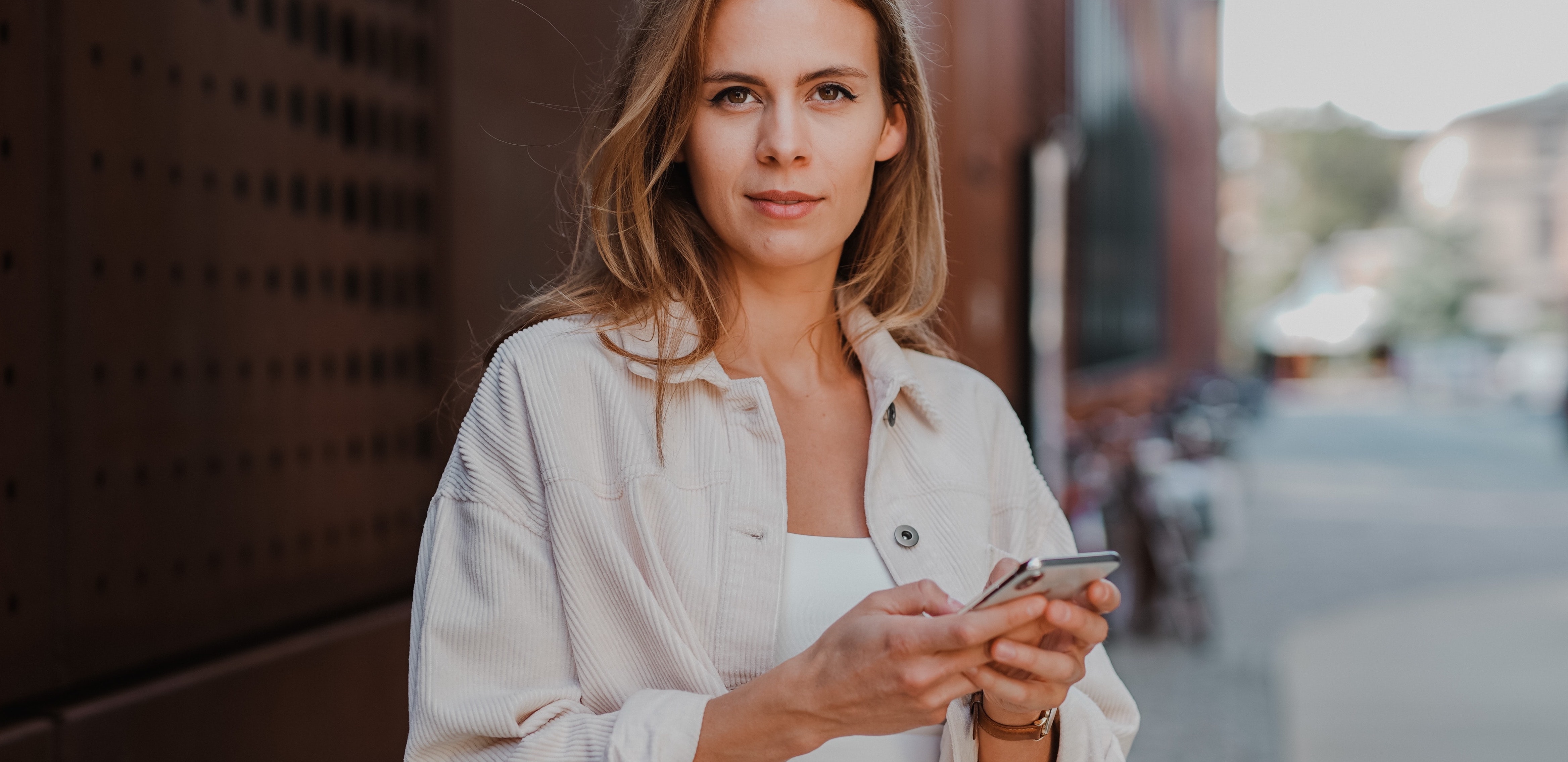 Why Women Use Financial Advisors More Than Men