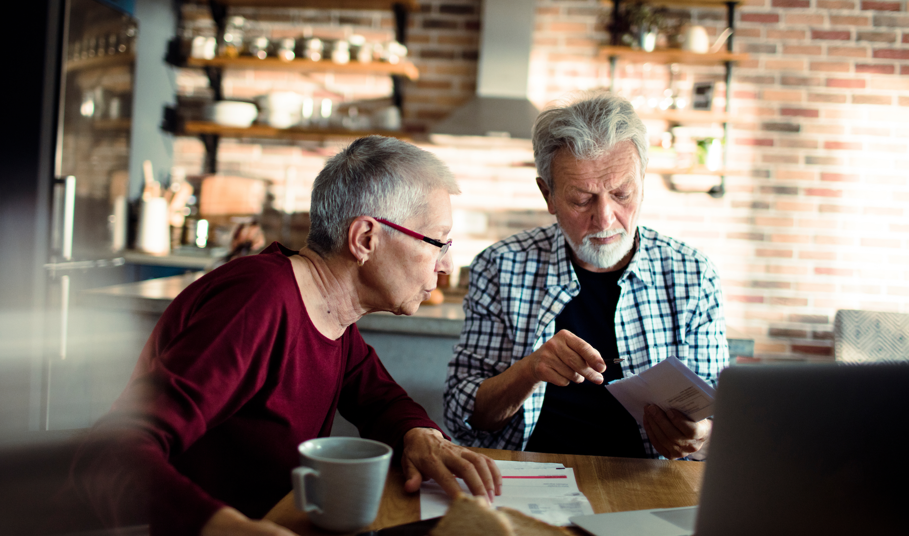 When Facts Feel Partisan: How Advisors Navigate the Politics of Finance
