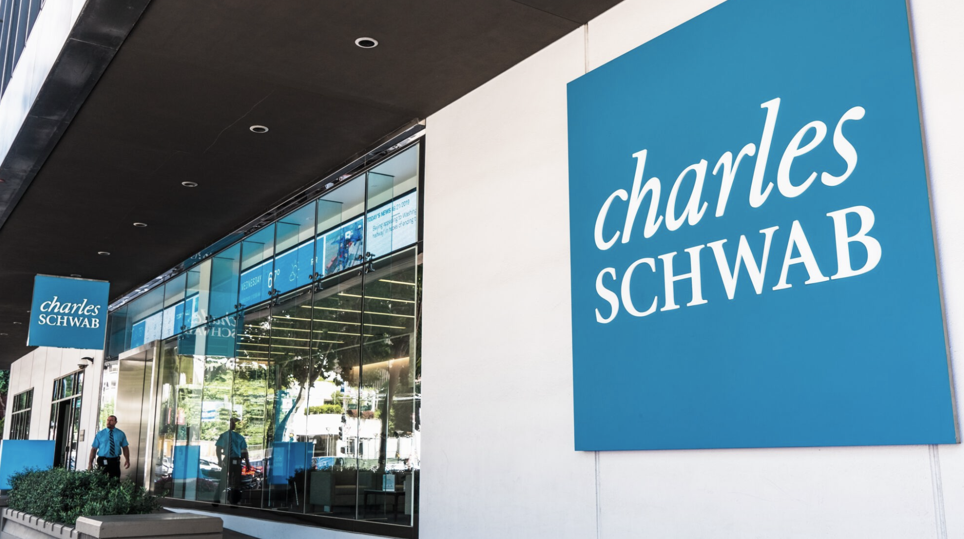 In ETF Fee War, Schwab Flexes Its Muscle