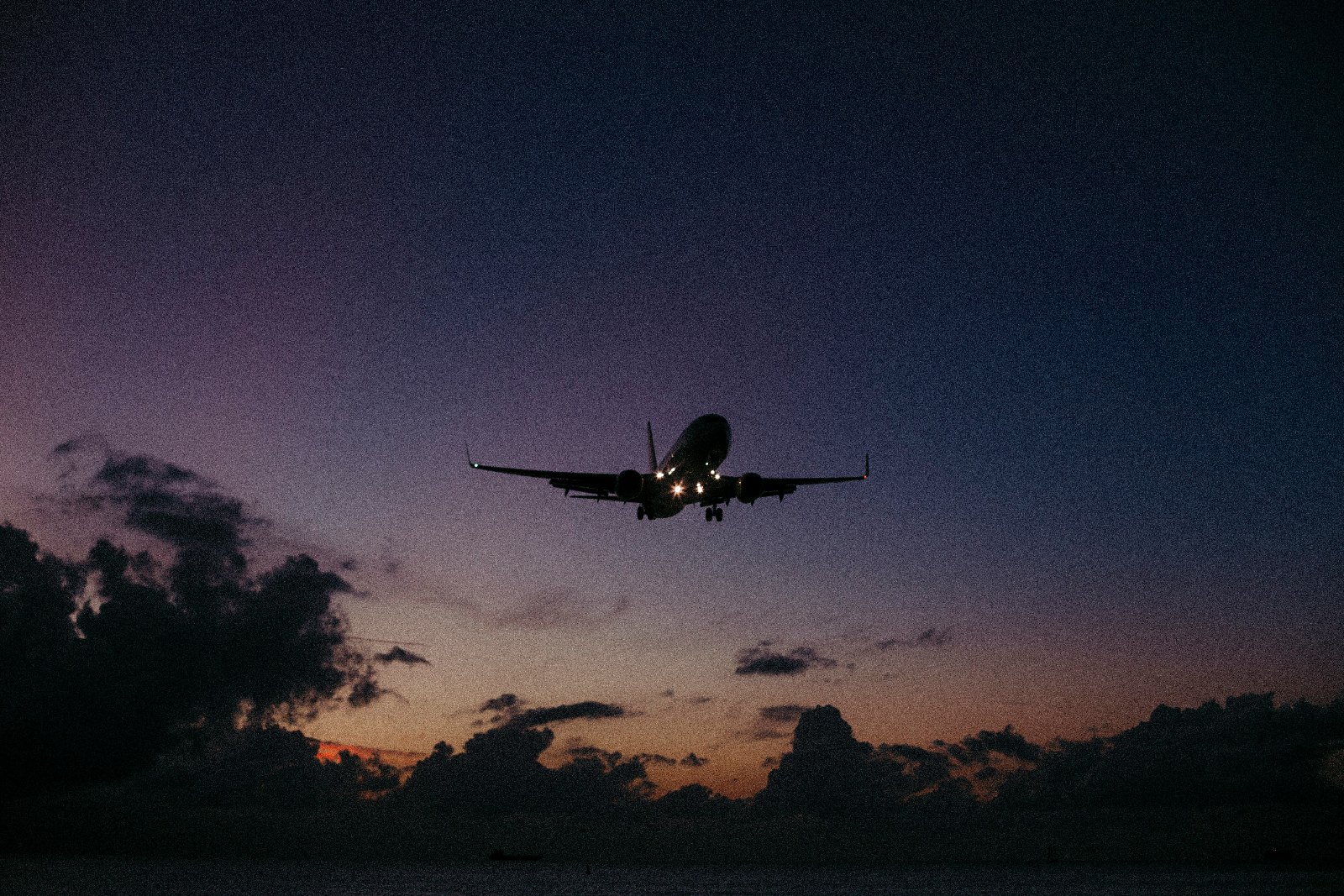 Crude Crash Sparks Airline Rally as Mega-Merger Talks and Bankruptcies Collide