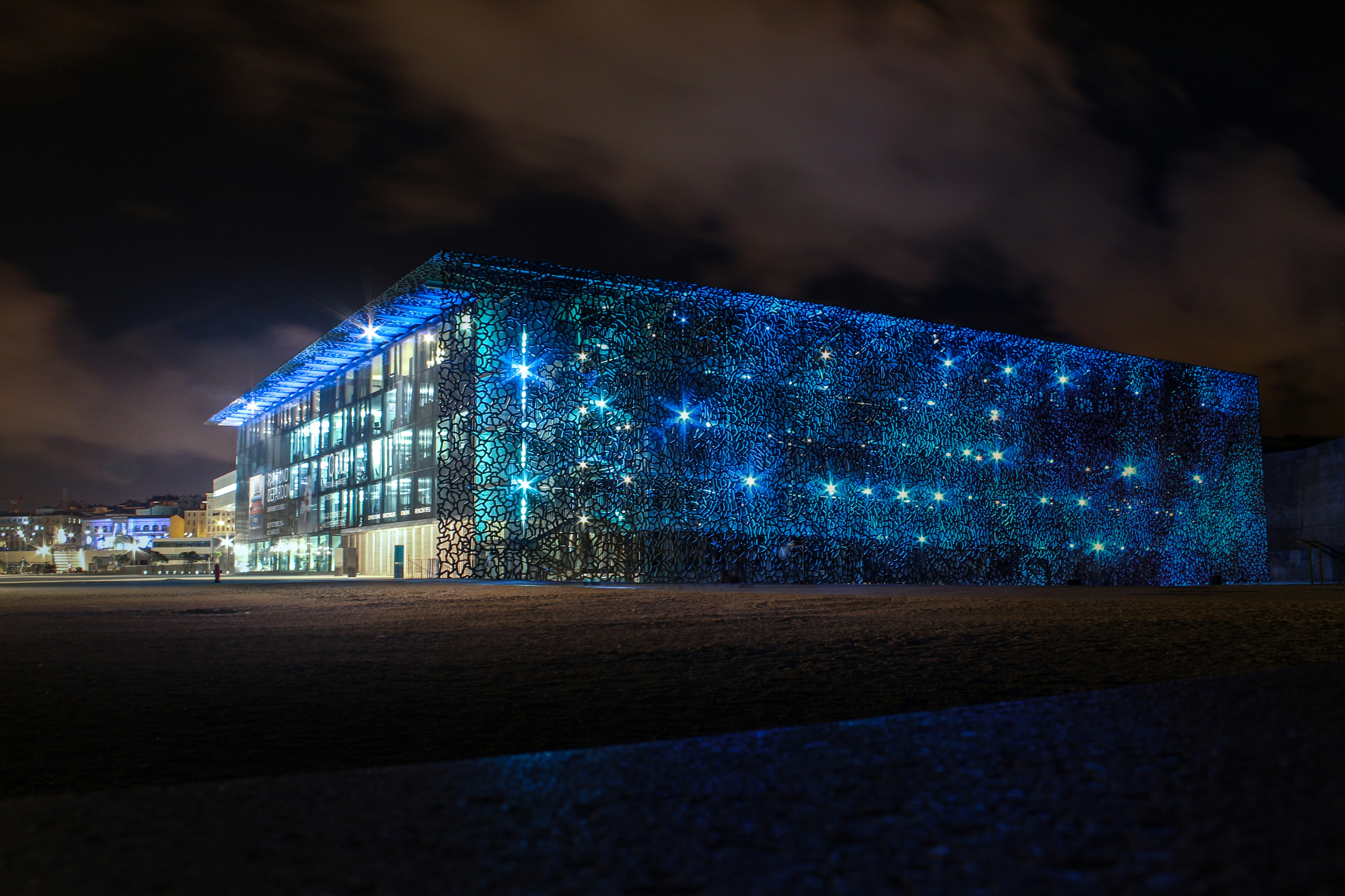 Beyond Semiconductors: The Hidden Winners of the Data Center and AI Expansion